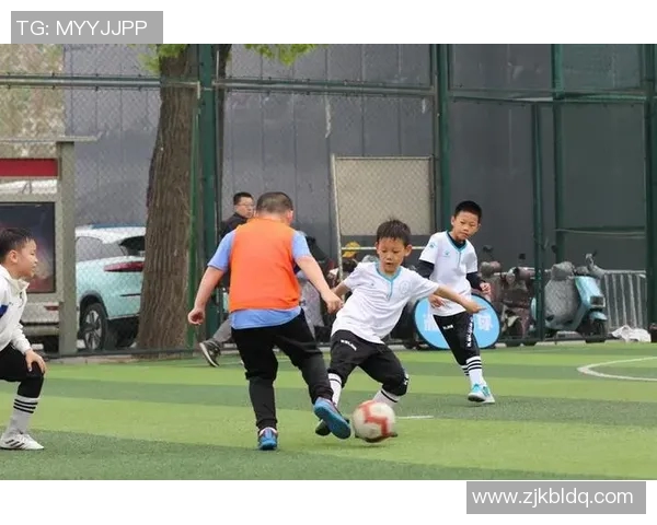 足球明星们的日常训练与比赛场地揭秘，看看他们整天都在哪踢球