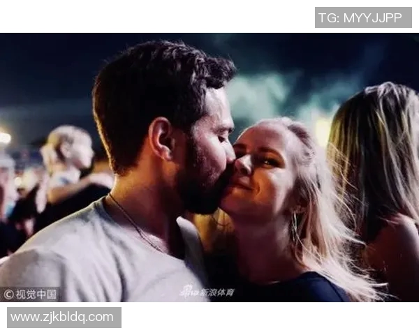 足球明星在赛场内外被亲吻的那些瞬间与背后的故事